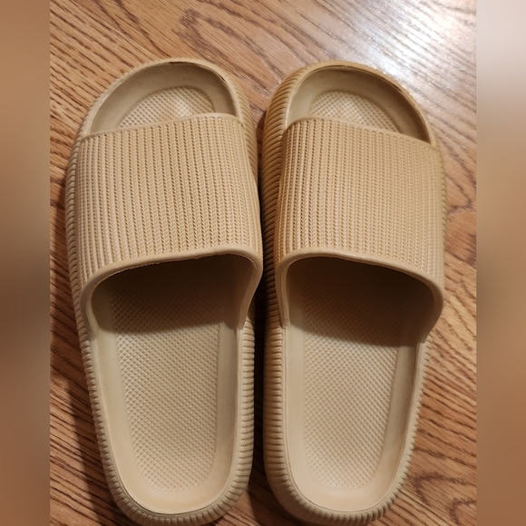 Clouds Slides Sandals Brand New Women's 6-7, Men's 4-5 - Picture 1 of 4